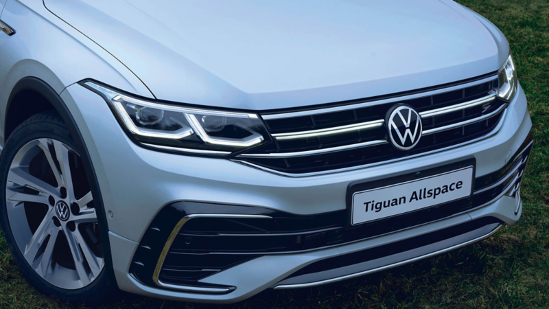 Front of the VW Tiguan with grille and headlights