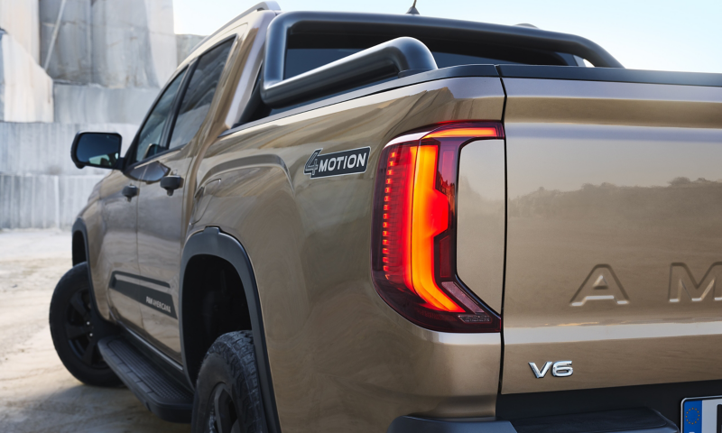 Die Heckansicht eines VW Amarok.