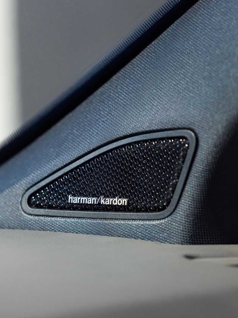 Harman/Kardon högtalare i en VW Amarok pickup i närbild
