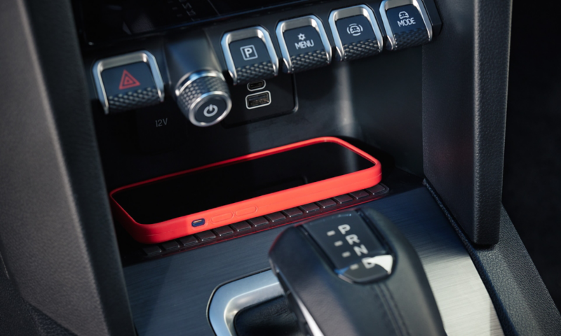 vw amarok pickup lading av smarttelefon