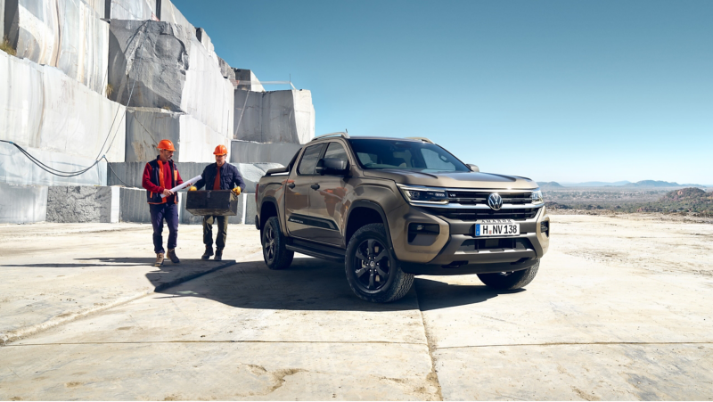 Två byggarbetare står bredvid en VW Amarok PanAmericana
