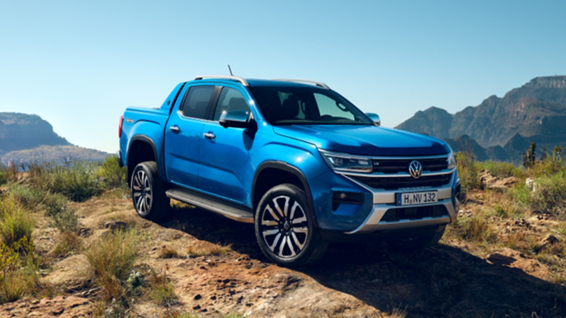 Amarok azzurro parcheggiato