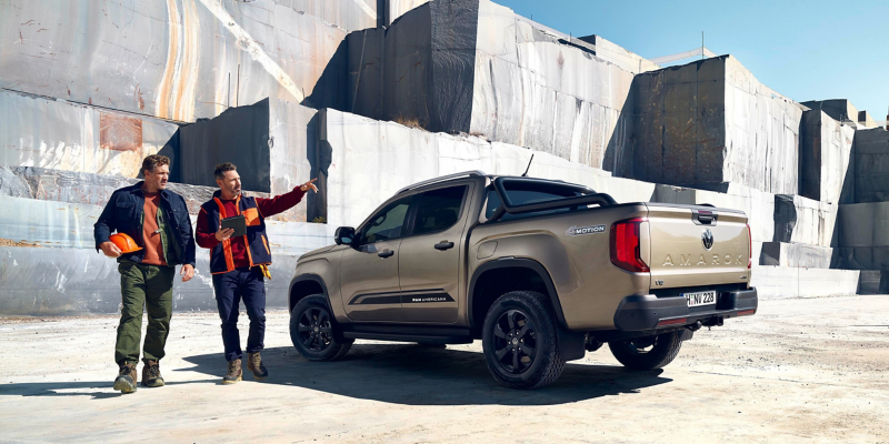 Ein VW Amarok im Marmorsteinbruch stehend mit Bauarbeitern, die sich daneben unterhalten.