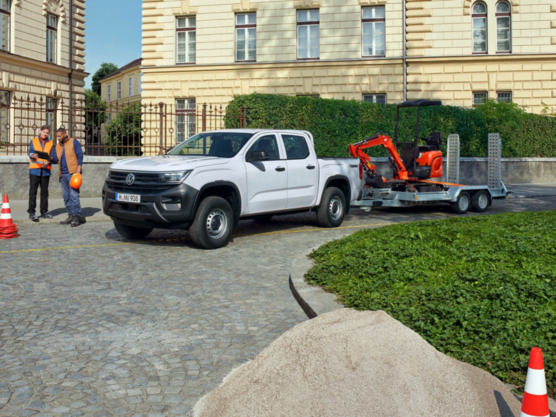 Der VW Amarok mit Waldarbeitern.