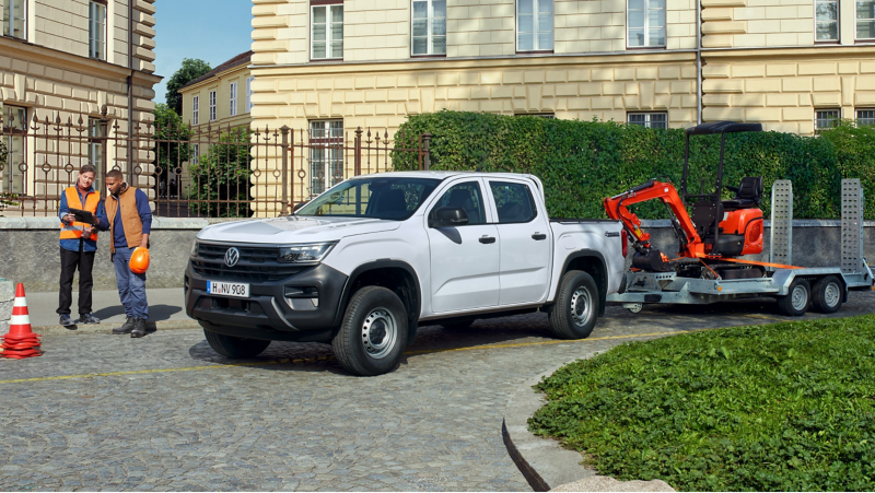 El Amarok remolcando una excavadora pequeña.