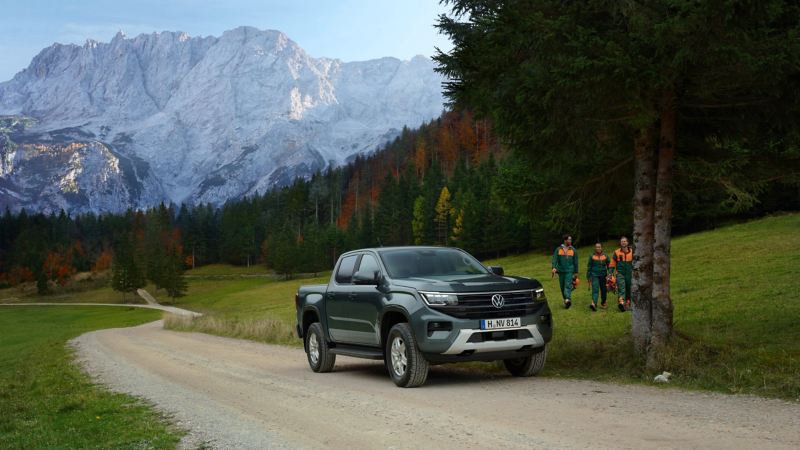 Le VW Amarok avec des travailleurs forestiers.