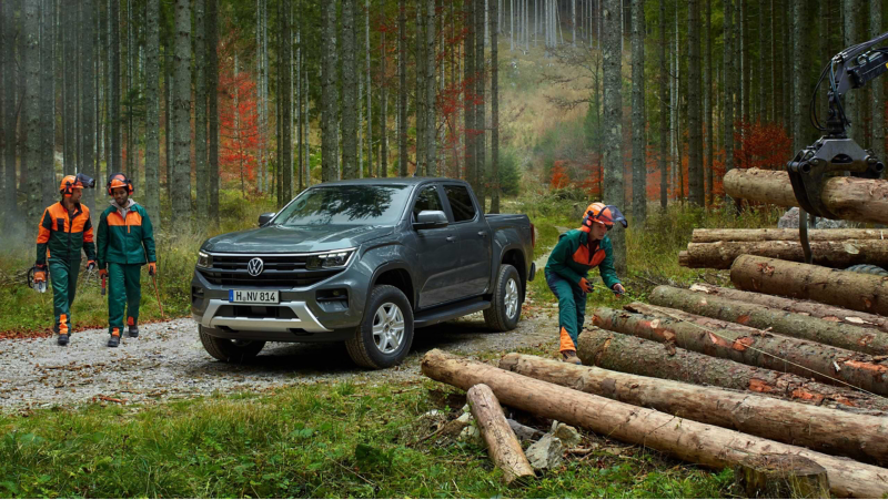 L'Amarok Life dans une forêt.