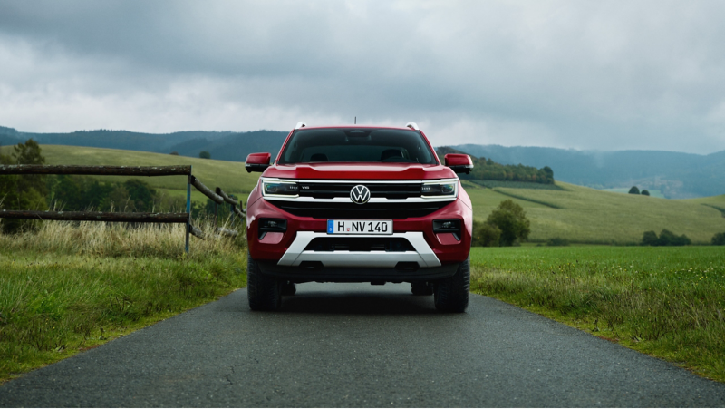 El Amarok Style en un camino rural.