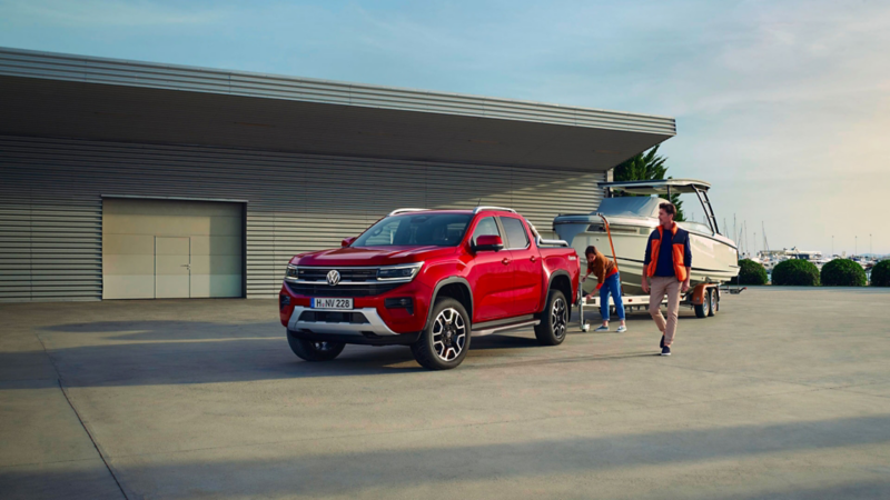 VW Amarok tractant un bateau