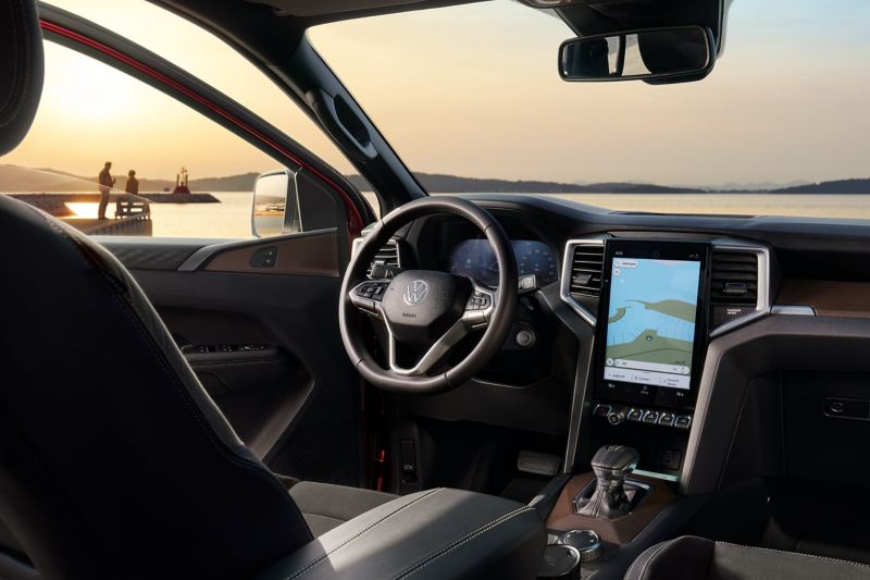 Förarmiljön i nya VW Amarok pickup med stor touchdisplay
