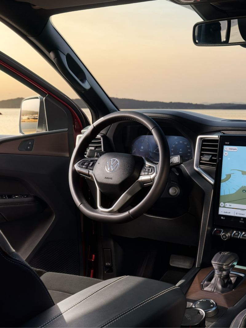 Förarmiljön i nya VW Amarok pickup med stor touchdisplay