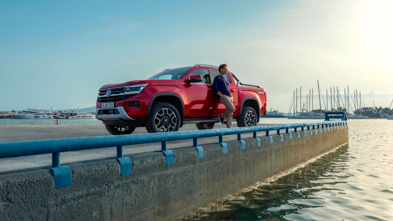 VW Amarok le long d'un port