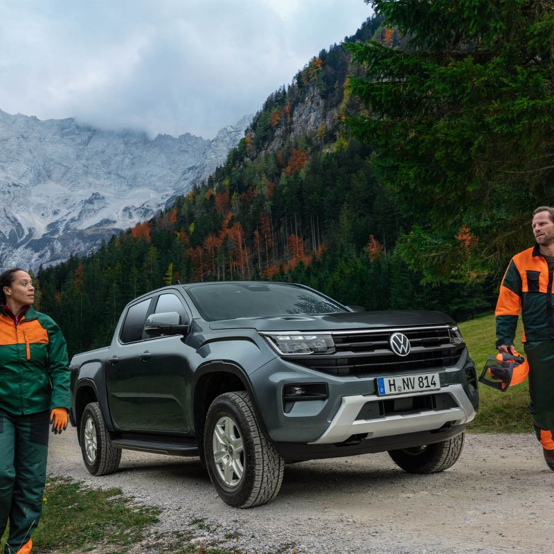 Der VW Amarok mit Waldarbeitern.