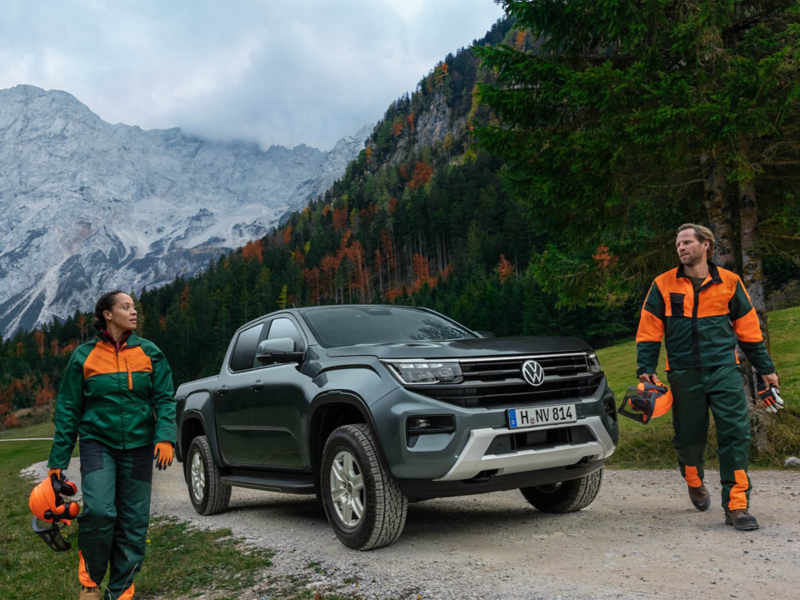 VW Amarok i skogen med arbetare.