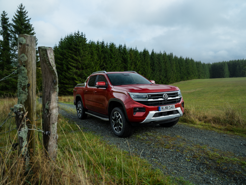 VW Amarok widziany z góry, na powierzchni ładunkowej siedzą dwie osoby.