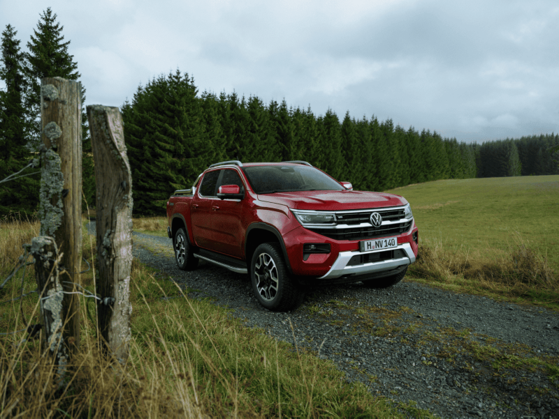 VW Amarok na polnej drodze.