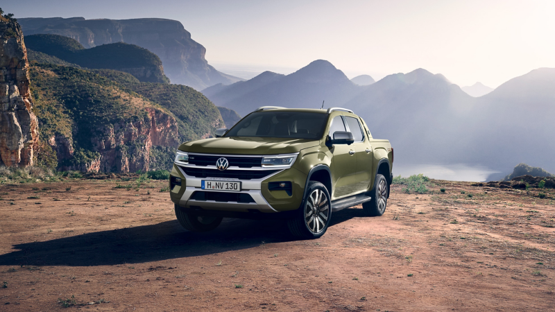 Το VW Amarok Aventura βρίσκεται σε ένα ξέφωτο.