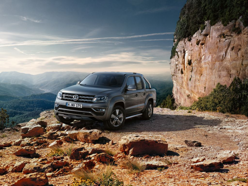 漠地棕色的Amarok V6車頭向左的停在懸崖邊