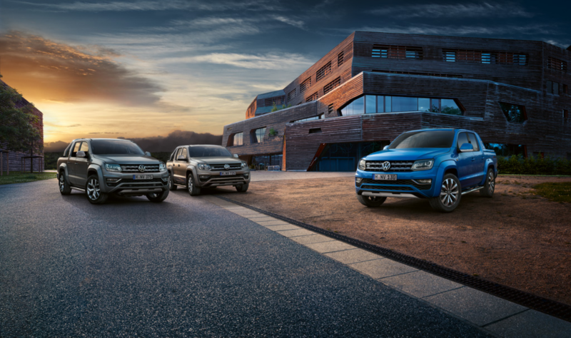有三輛Amarok V6，由左至右的顏色為消光灰色、漠地棕色、海水藍色