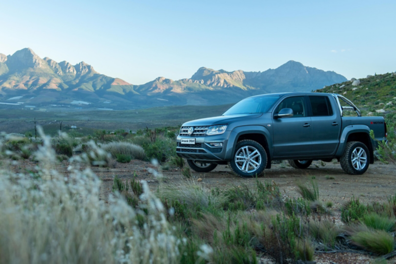 Un VW Amarok aparcado al pie de una montaña