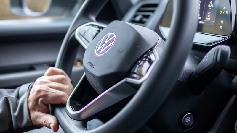 Primo piano di una mano sul volante dell'ID.Buzz