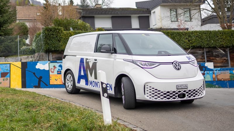 Der ID.Buzz fährt auf einer Strasse