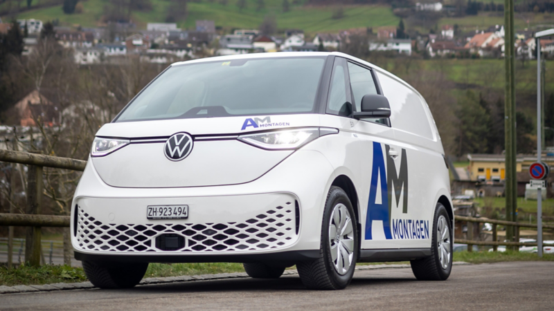 Vista frontale dell'ID.Buzz con logo e scritte dell'azienda