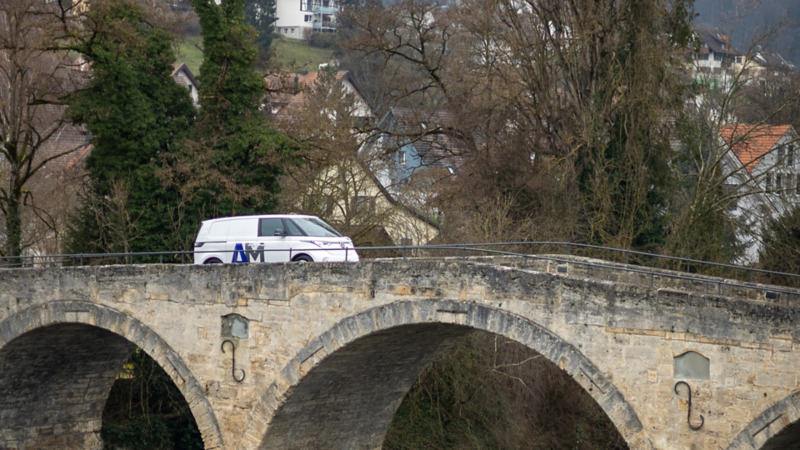 Der ID.Buzz fährt über eine Brücke