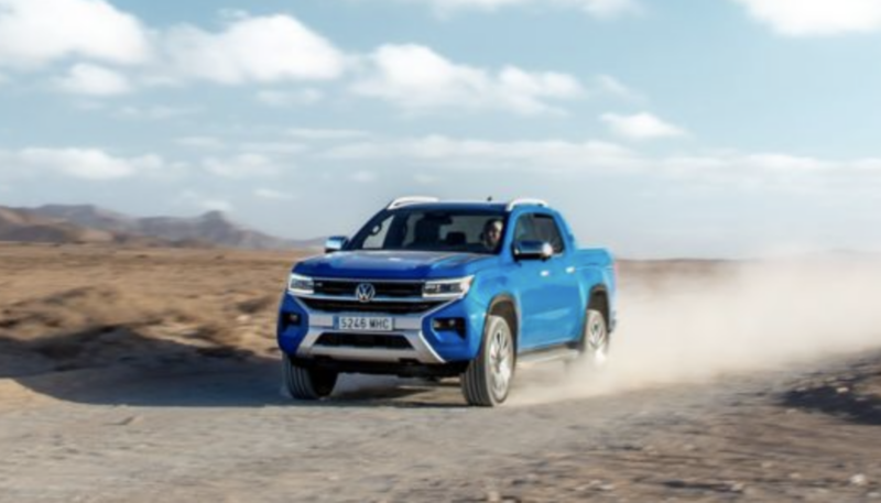 El VW Amarok circulando por un camino de tierra.