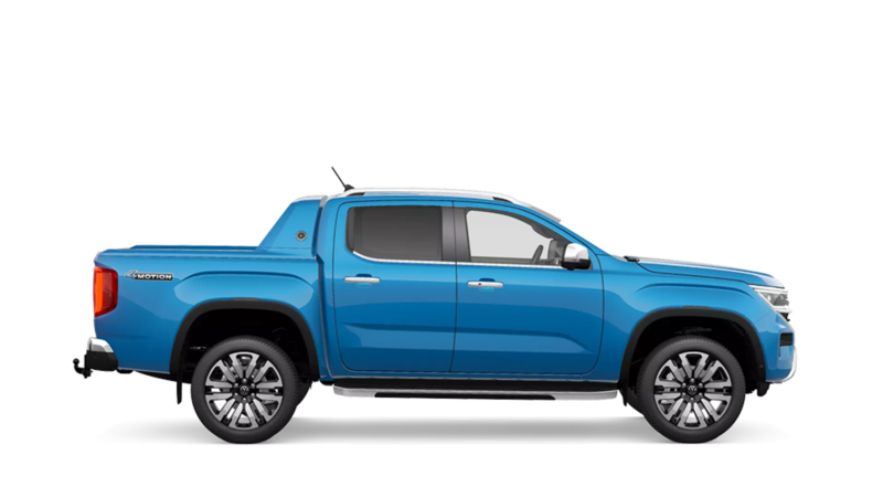 En blå VW Amarok i profil