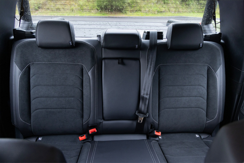 Vista frontal de la nueva camioneta VW Amarok Dark Label