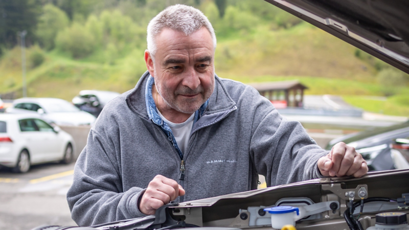 Un uomo osserva il motore dell'Amarok