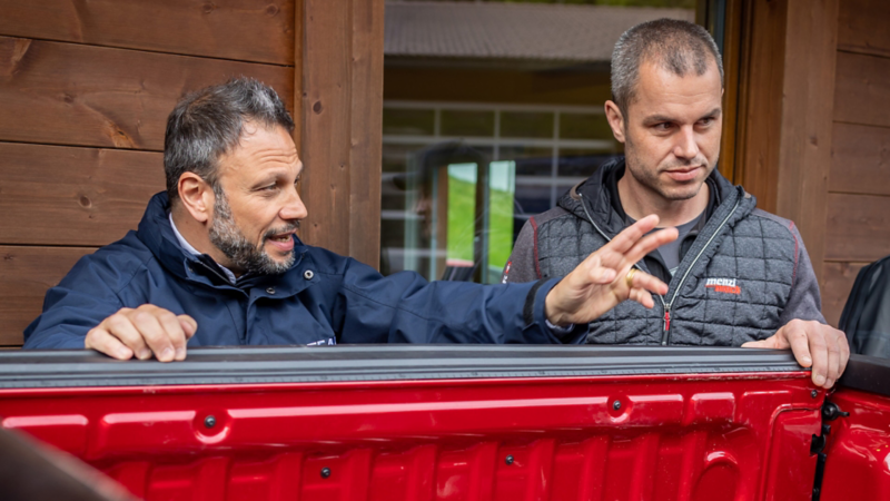 2 uomini guardano l'area di carico dell'Amarok