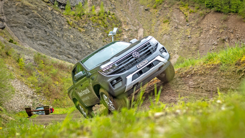 Un Amarok guida storto su una collina
