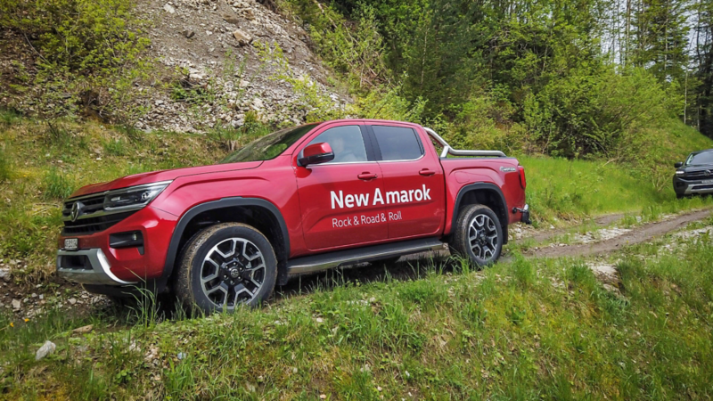 Un Amarok percorre un sentiero