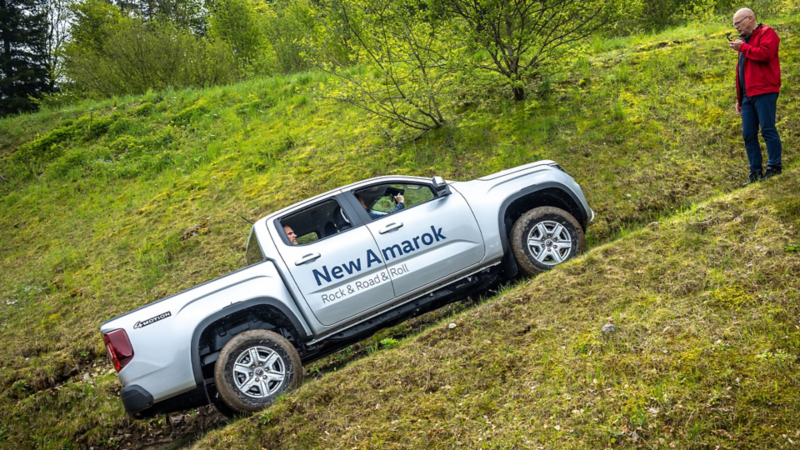 Un Amarok percorre un sentiero