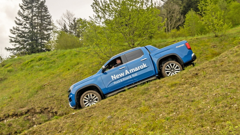Un Amarok che percorre una strada di montagna