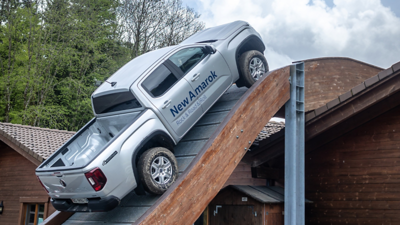 Un Amarok passa sopra una casetta di legno