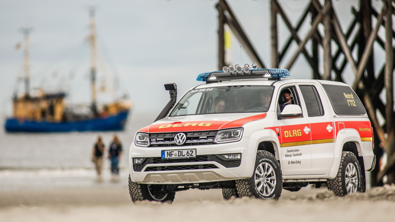 Amarok V6 hos DLRG St. Peter-Ording kører på stranden.