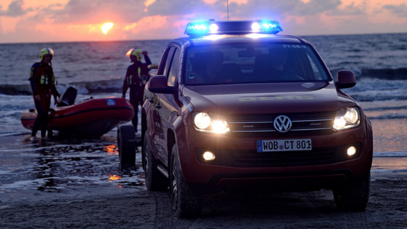 DLRG’s Amarok trækker en gummibåd op fra vandet i skumringen.