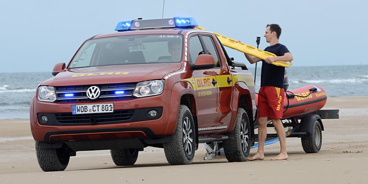 En søredningsarbejder læsser redningsudstyr på en Amarok.