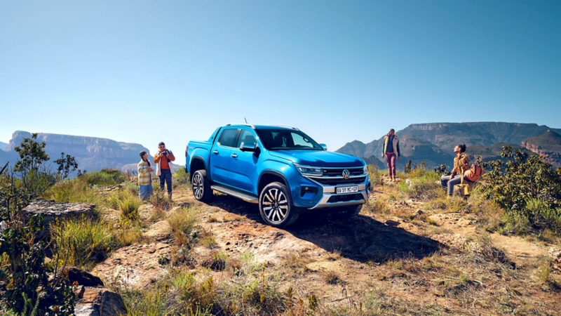 Der Amarok auf einem Hügel, umgeben von 4 Personen