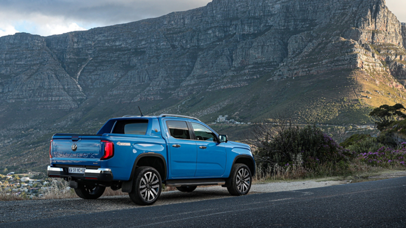 Der Amarok von Hinten mit einem Berg im Hintergrund