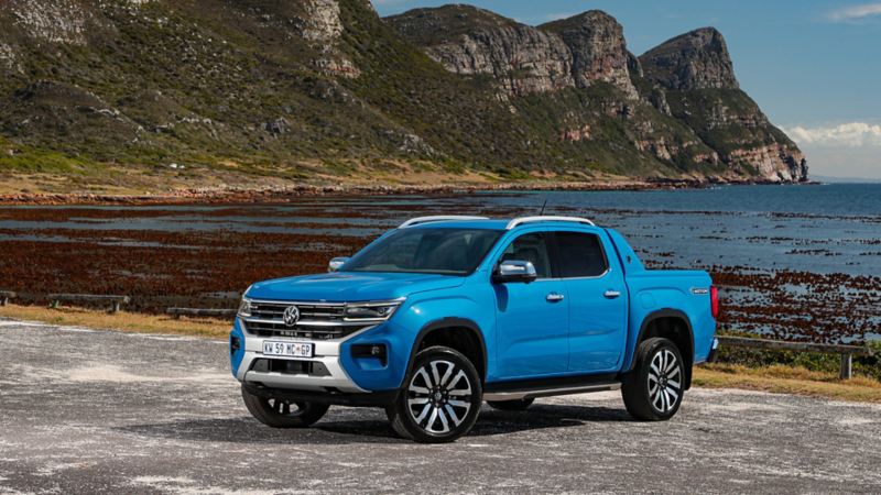 Der Amarok steht vor dem Meer auf einem Platz