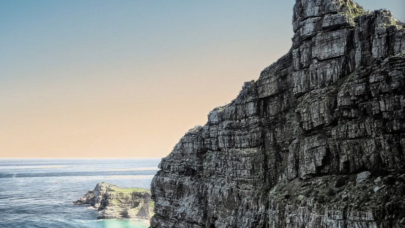 Bild von einem Berg mit dem Meer im Hintergrund