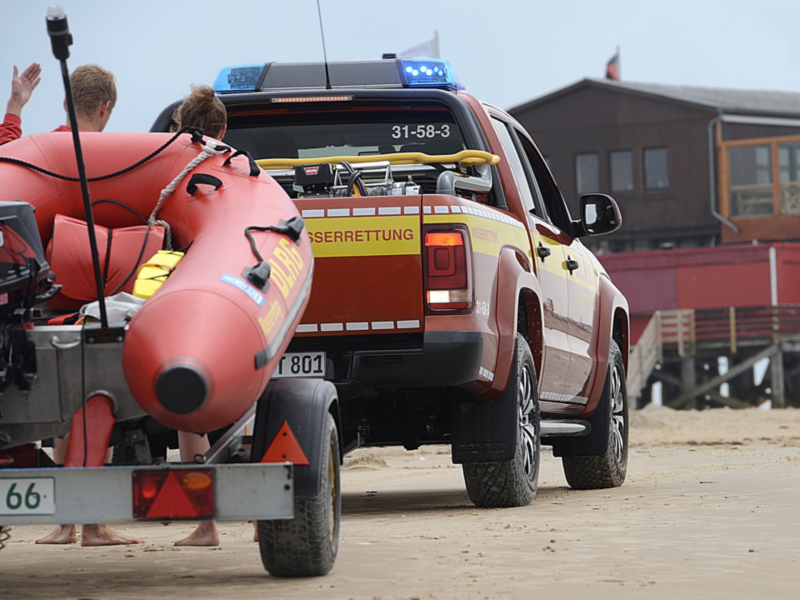 Amarok trækker en gummibåd på en trailer.