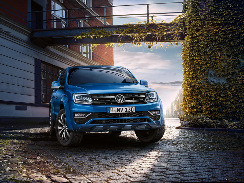 Una Volkswagen Amarok azul vista de frente en una calle