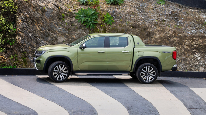 Nueva camioneta tipo pick-up Amarok Aventura color verde militar