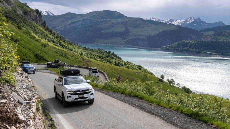 Aus der Vogelperspektive sieht man wie Amaroks eine Pass-Strasse hochfahren