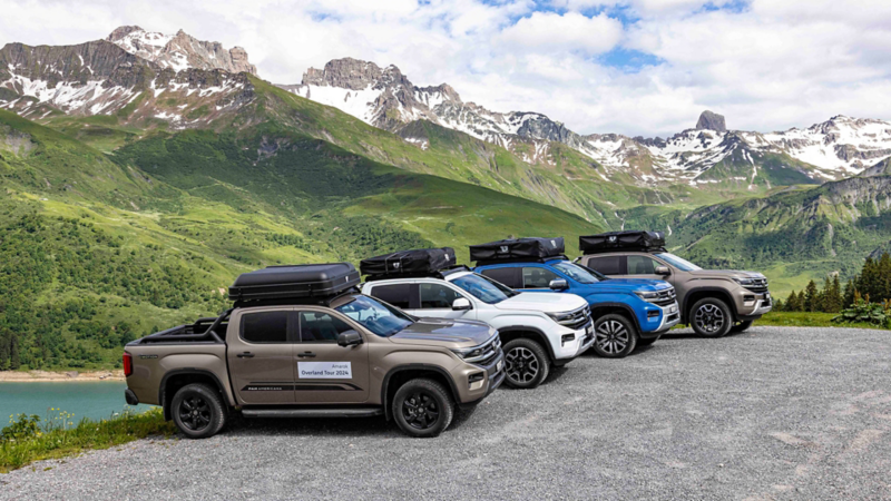 Amaroks aufgereiht und im Hintergrund Berge